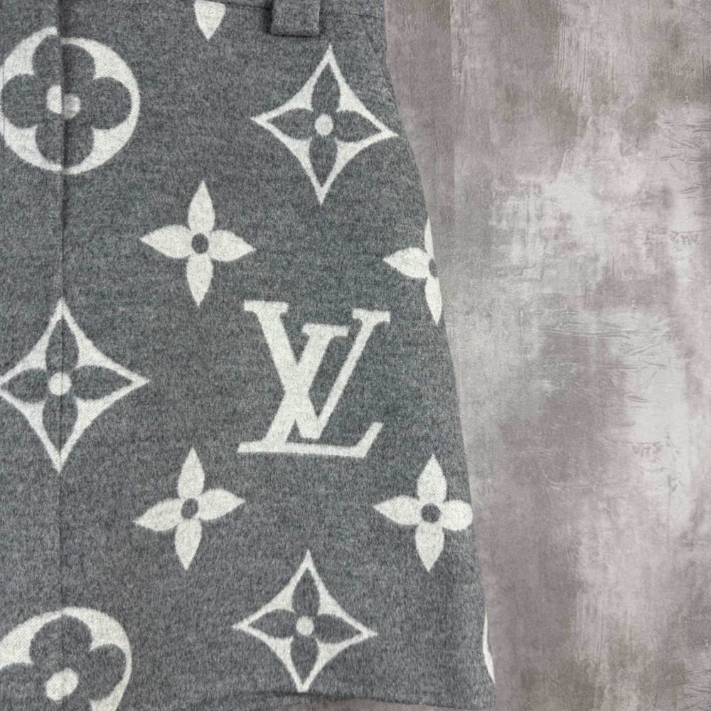 ❌sold❌Authentic Louis Vuitton Gray and White Mini Skirt - Picture 2 of 6